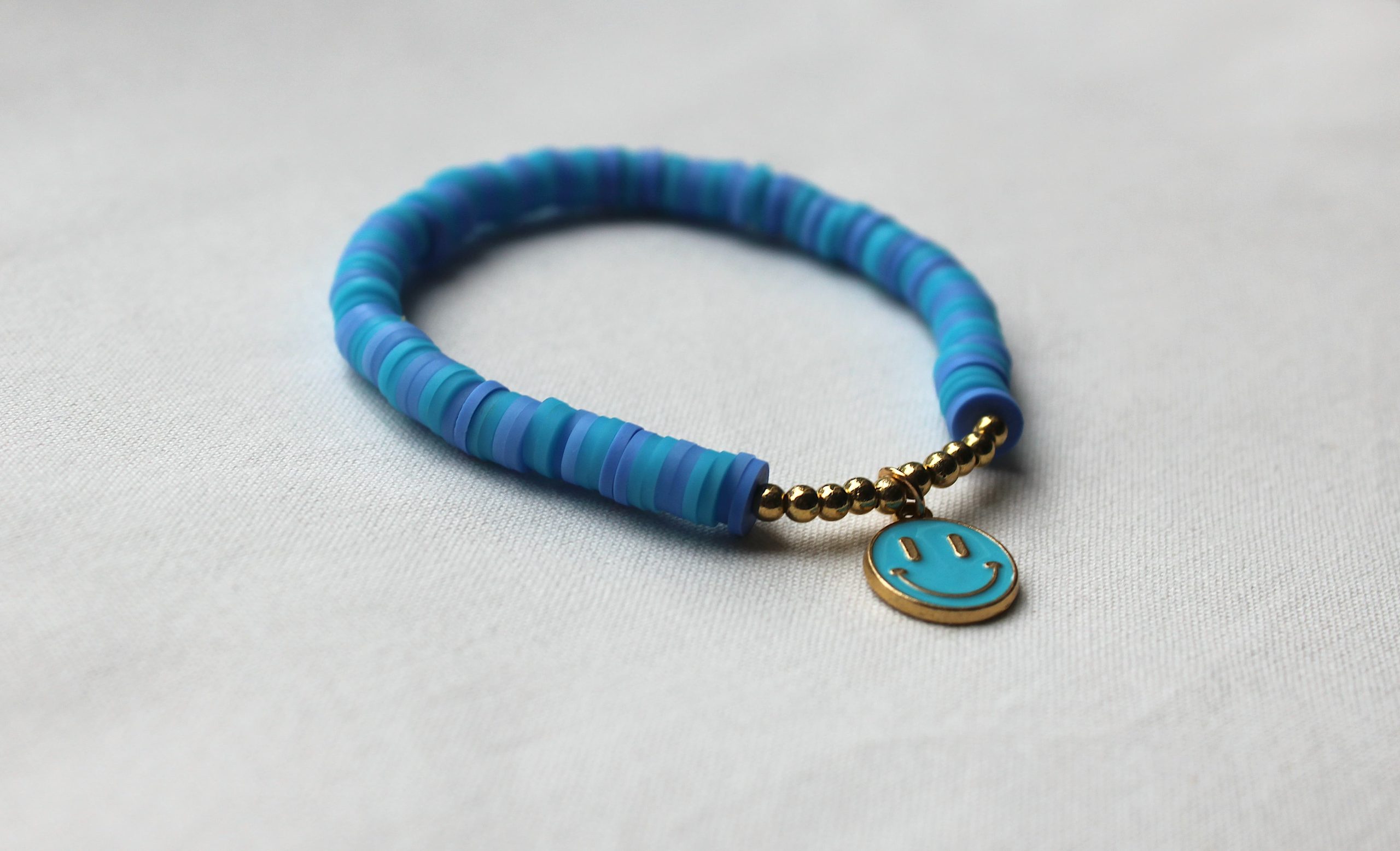 blauwe smiley armband